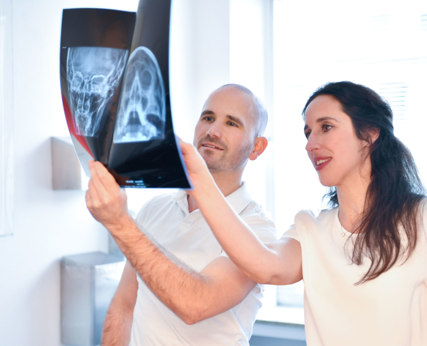 Zwei Ärzte begutachten ein Röntgenbild