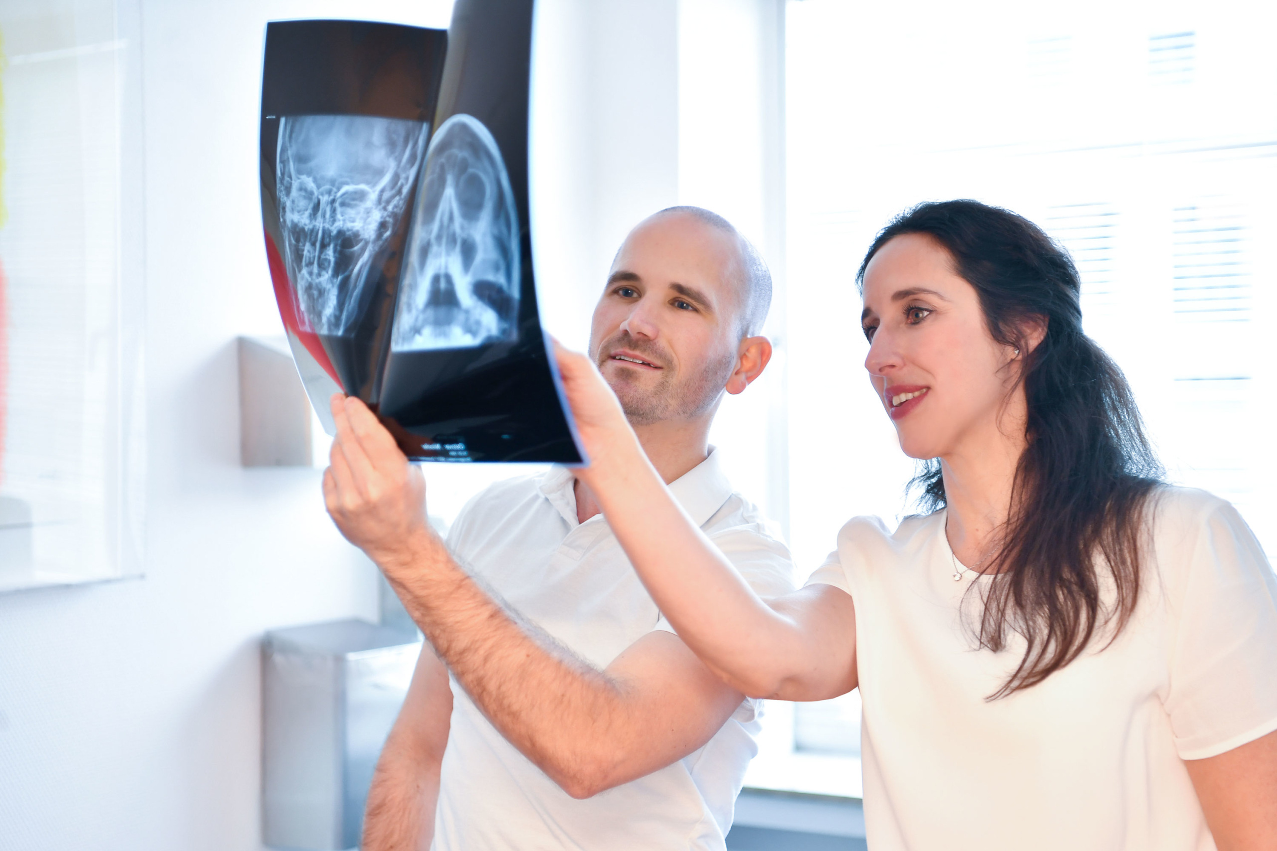 Zwei Ärzte begutachten ein Röntgenbild